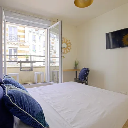 Apartment Balcony Near Buttes Chaumont