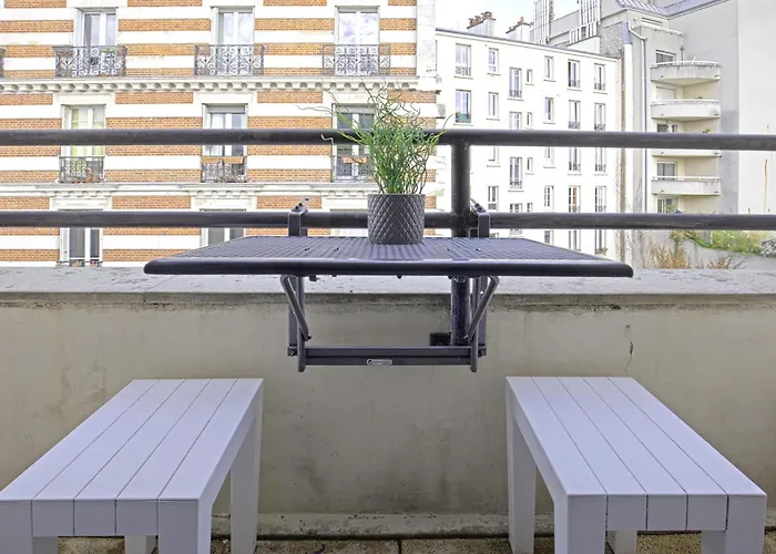 Balcony Near Buttes Chaumont פריז