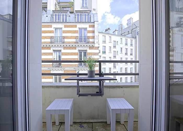 Balcony Near Buttes Chaumont דירה